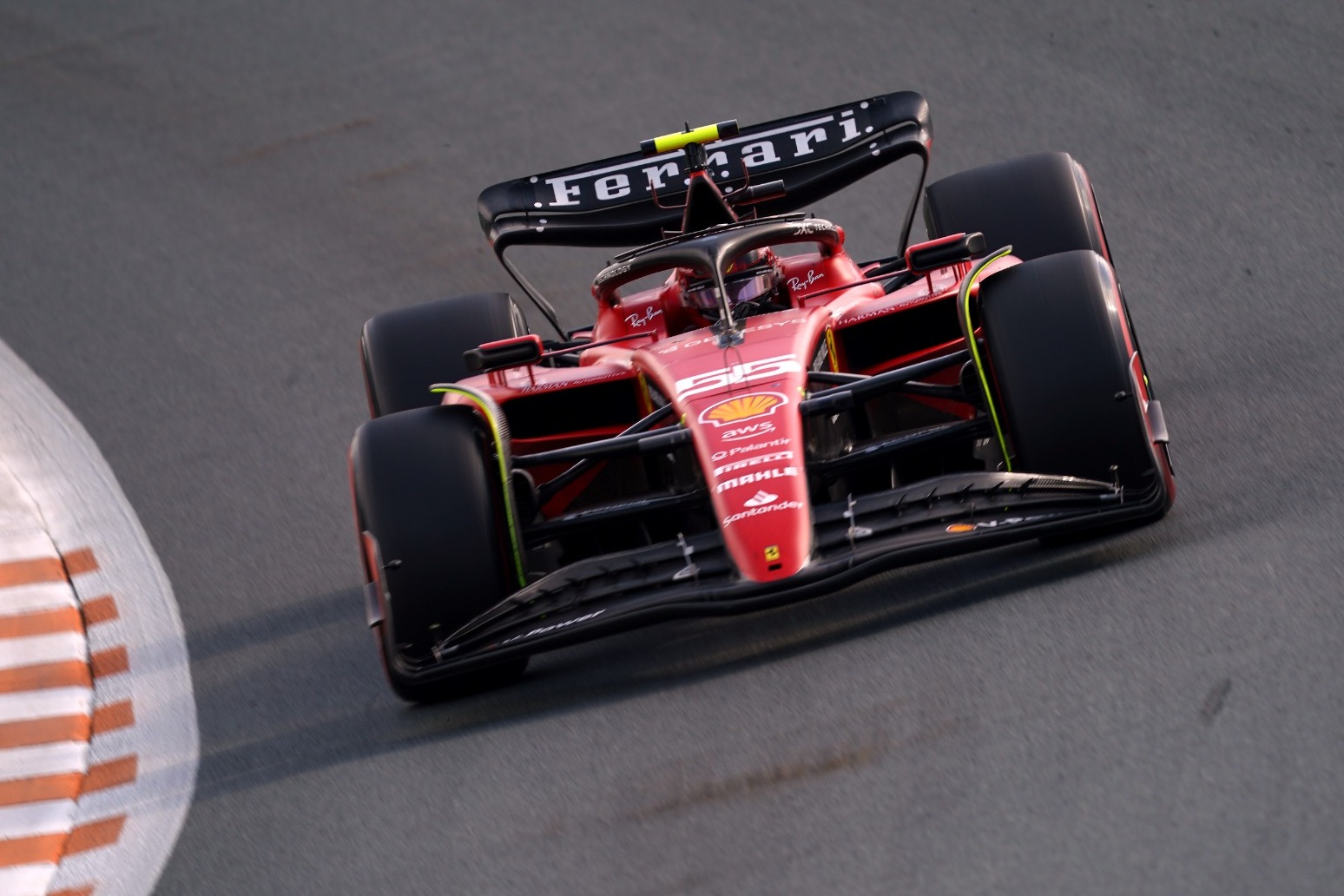 Carlos Sainz holds on for victory in Singapore as Red Bull winning run ends 