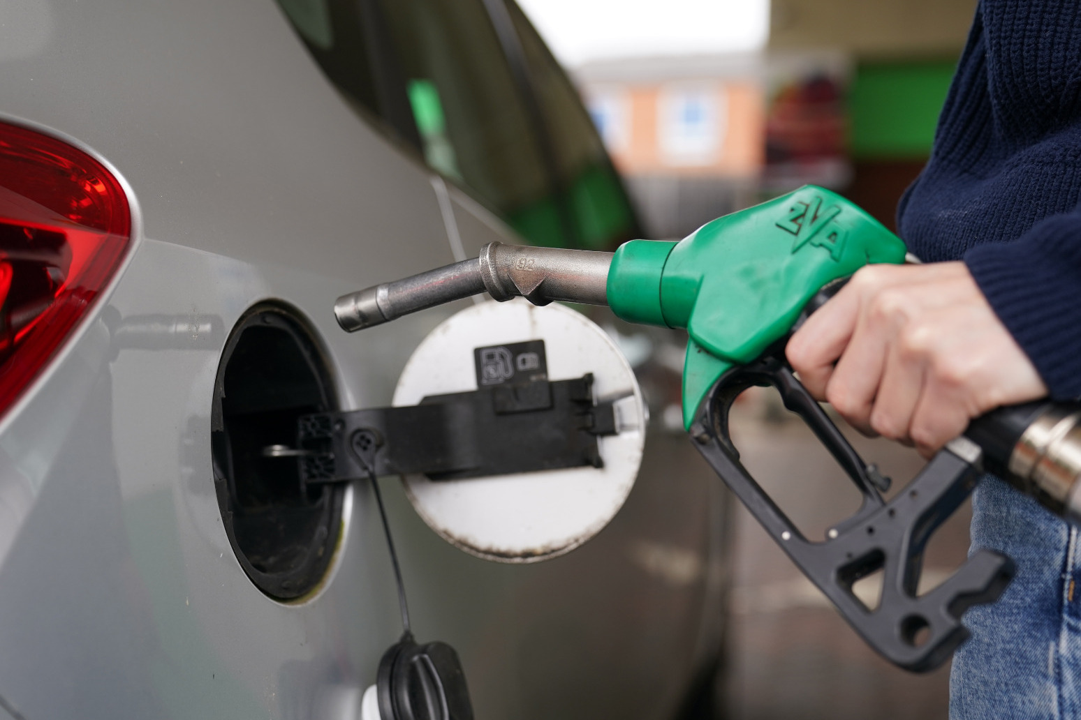 RAC calls for major retailers to cut petrol by 5p a litre 