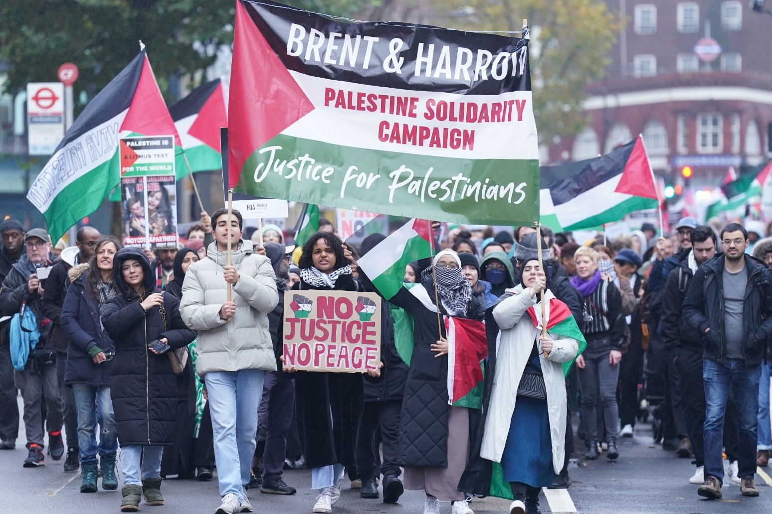 Pro Palestinian protesters demand ceasefire outside Starmers ...