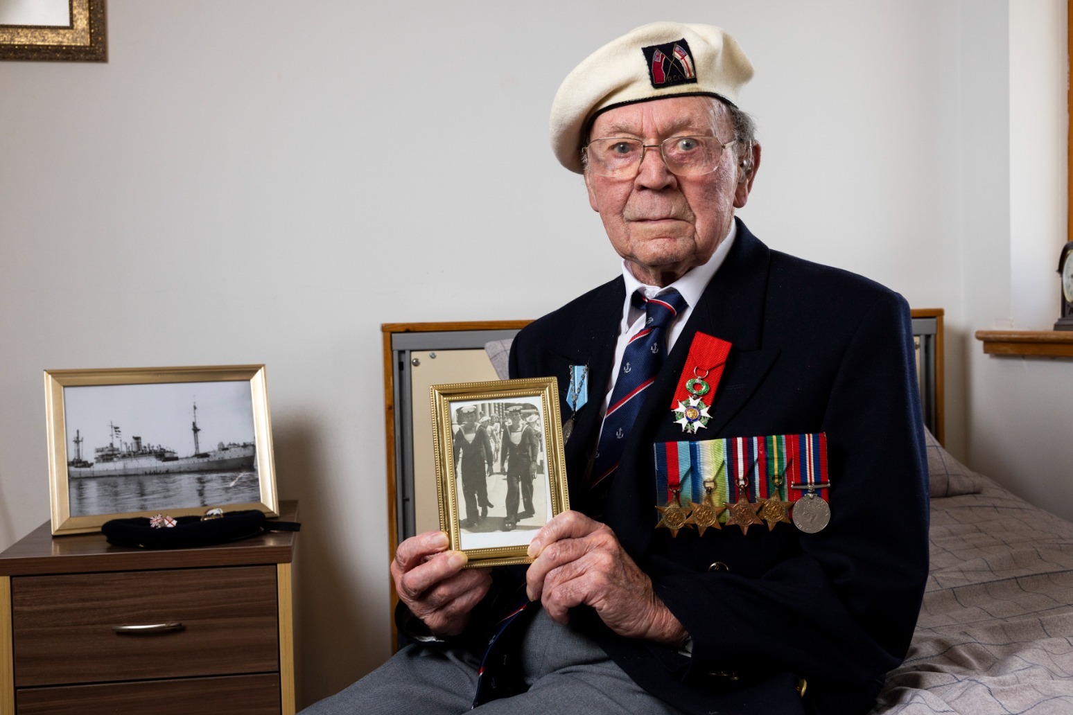 Veteran, 98, pays tribute to fallen soldiers who died during D-day 