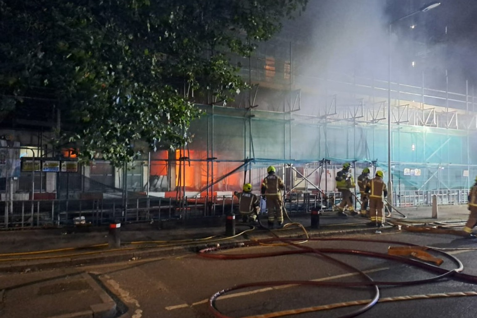 Huge fire engulfs block of flats in London 