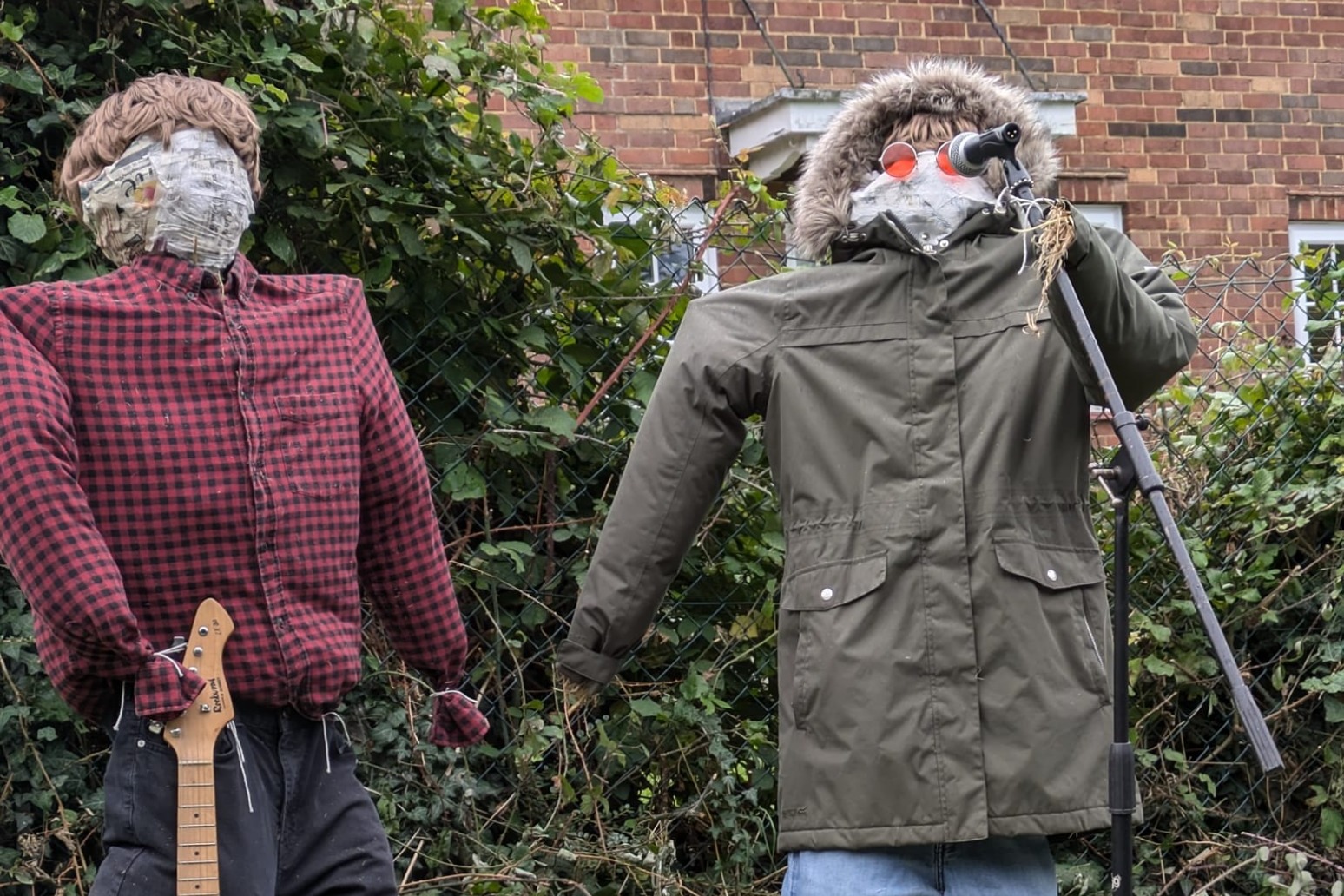 Oasis recreated in straw form as part of Cambridgeshire scarecrow festival 