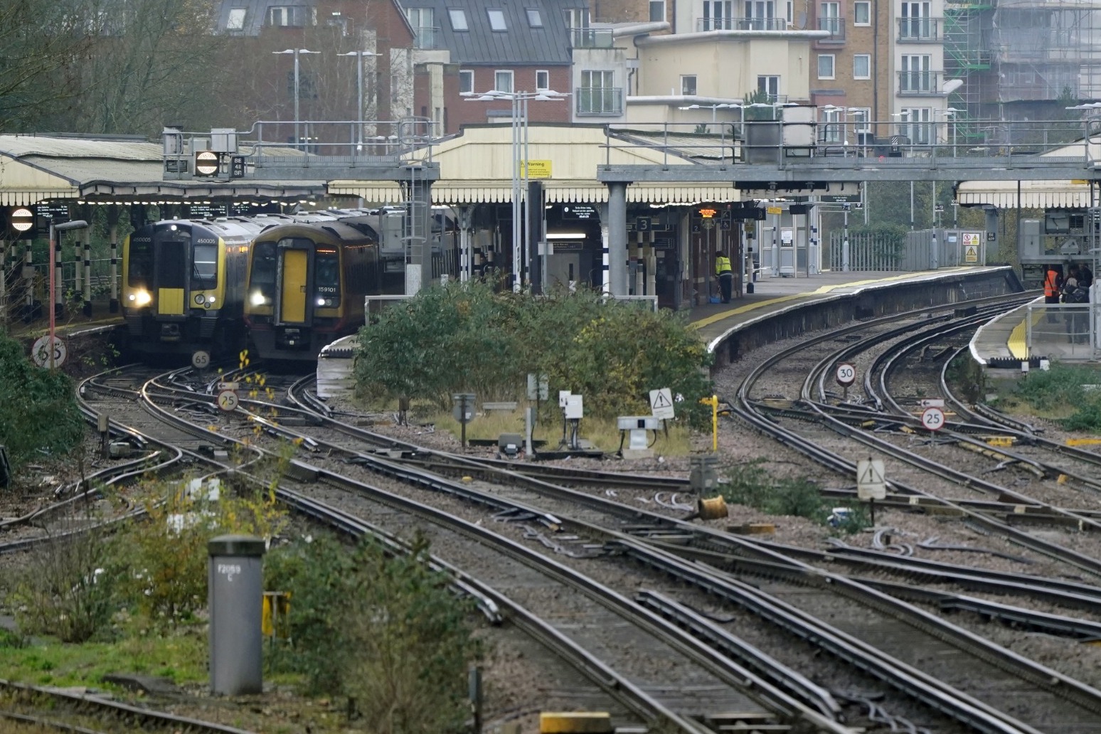 Rail workers vote to accept pay offers 